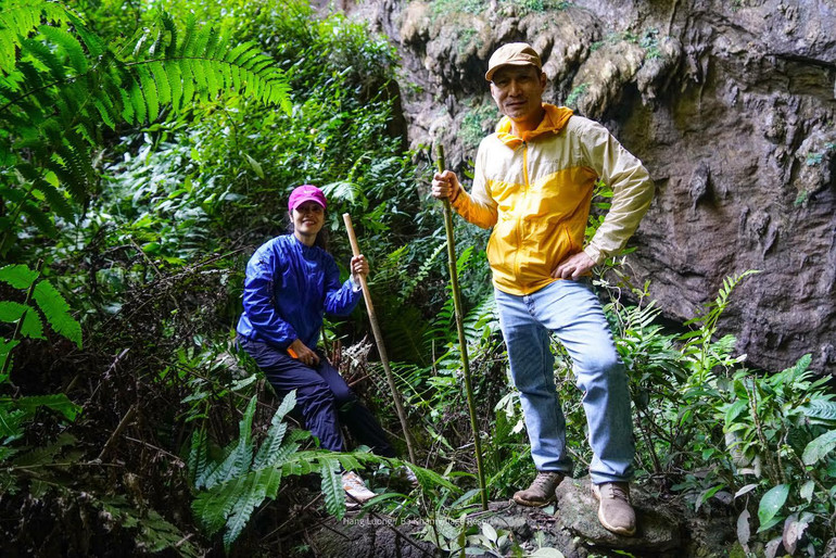 TS Vương Quân Hoàng (bên phải) trong một chuyến đi điền dã TS Vương Quân Hoàng (bên phải) trong một chuyến đi điền dã