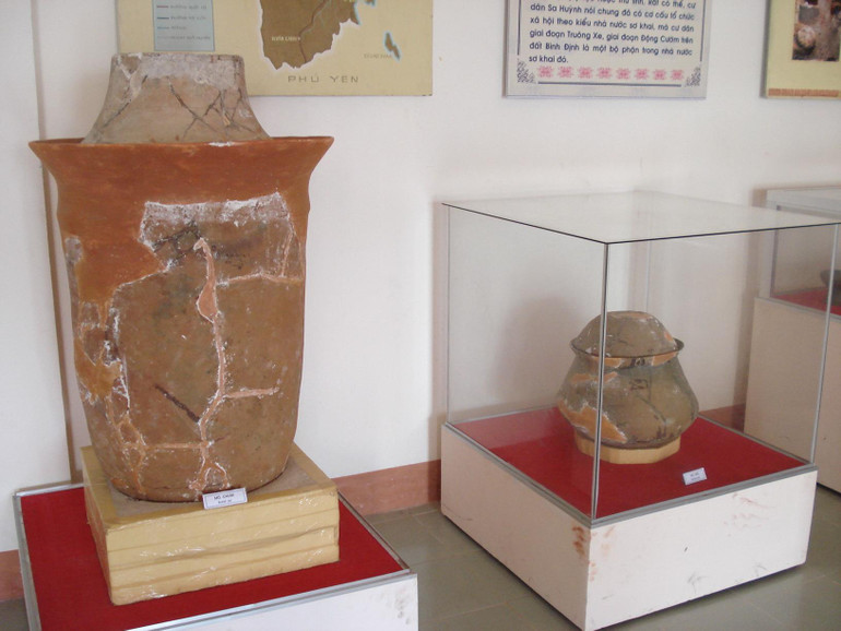 Mộ chum, mộ nồi - hiện vật đặc trưng của nền văn hóa Sa Huỳnh.