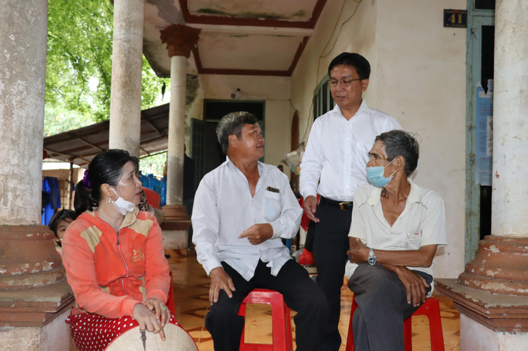 Chủ tịch Ủy ban nhân dân huyện Long Thành Lê Văn Tiếp vận động người dân trong vùng dự án xây dựng sân bay Long Thành di dời, bàn giao mặt bằng.