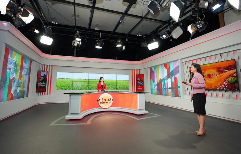 Trường quay chương trình Miền tây hôm nay. Trường quay chương trình Miền tây hôm nay.