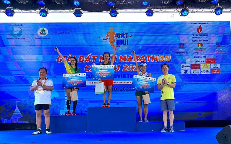Ban tổ chức trao giải cho các vận động viên đạt thứ hạng cao tại Giải Đất Mũi Marathon Cà Mau 2022 - Cúp PetroVietNam. Ban tổ chức trao giải cho các vận động viên đạt thứ hạng cao tại Giải Đất Mũi Marathon Cà Mau 2022 - Cúp PetroVietNam.