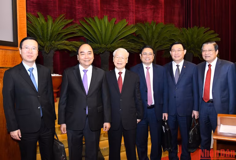 Tổng Bí thư Nguyễn Phú Trọng và các đồng chí lãnh đạo Đảng, Nhà nước cùng các đại biểu dự bế mạc hội nghị.