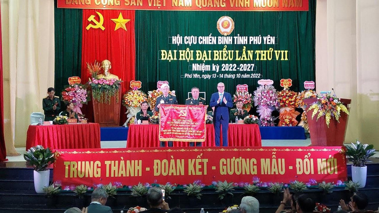 Đồng chí Phạm Đại Dương trao tặng bức trướng chúc mừng Đại hội. Đồng chí Phạm Đại Dương trao tặng bức trướng chúc mừng Đại hội.