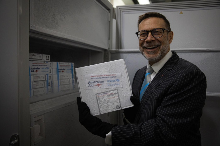 Đại sứ Australia tại Việt Nam, ông Andrew Goledzinowski đến xem các liều vaccine Pfizer Covid-19 được chuyển đến Hà Nội thông qua thỏa thuận hợp tác mua sắm giữa Australia và UNICEF. (Ảnh: Đại sứ quán Australia tại Việt Nam)