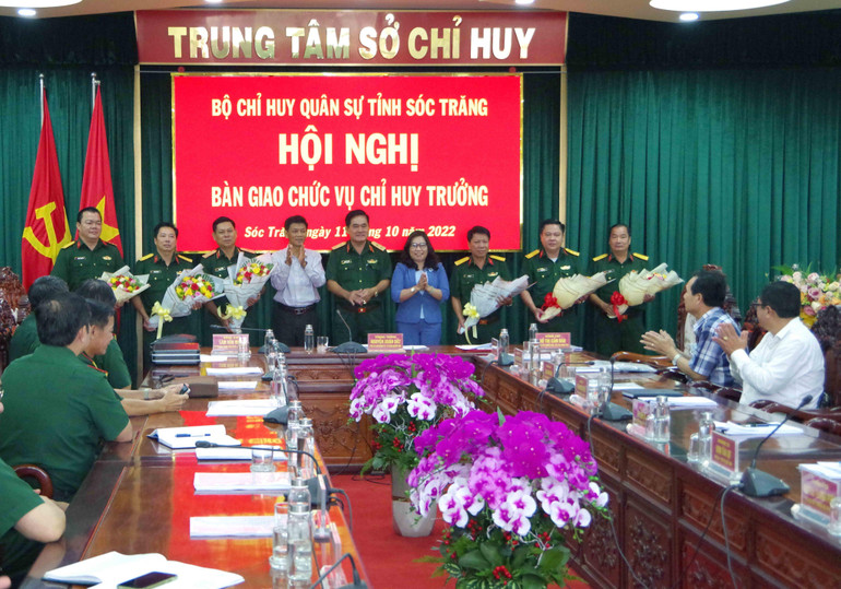 Các đồng chí được bổ nhiệm nhận hoa chúc mừng tại Hội nghị.