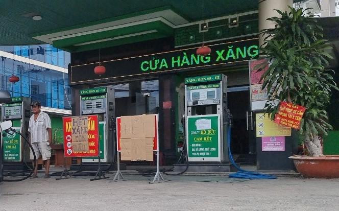 Cửa hàng hết xăng, còn dầu ở phường Phú Mỹ, thành phố Thủ Dầu.