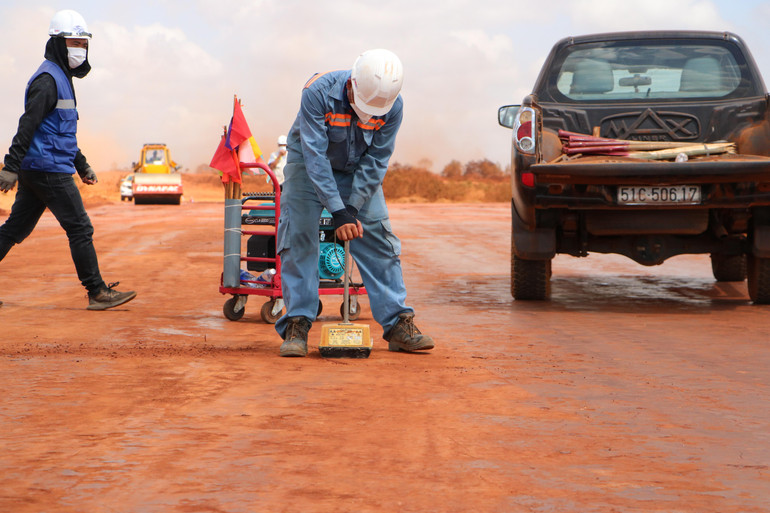 Công nhân, người lao động khẩn trương làm việc trên công trường xây dựng dự án Sân bay Long Thành.