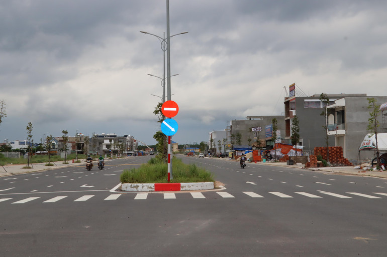 Nhiều ngôi nhà mới đang được xây dựng ở khu tái định cư Lộc An-Bình Sơn.