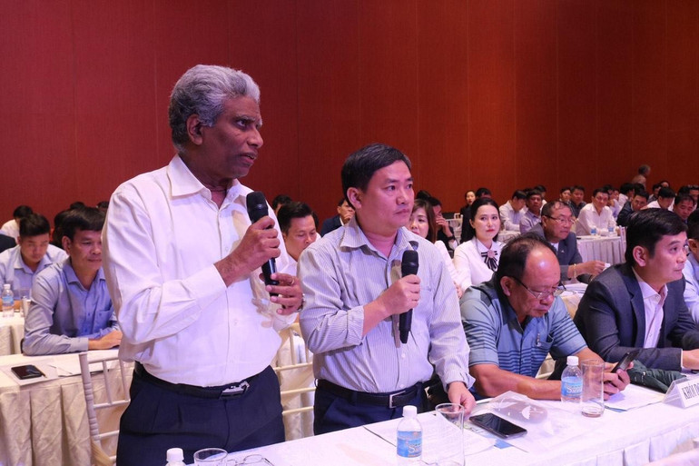 Ông Subbaiah, Tổng giám đốc Công ty TNHH KCB Việt Nam, đại diện các nhà đầu tư nước ngoài phát biểu tại hội nghị đối thoại. Ông Subbaiah, Tổng giám đốc Công ty TNHH KCB Việt Nam, đại diện các nhà đầu tư nước ngoài phát biểu tại hội nghị đối thoại.