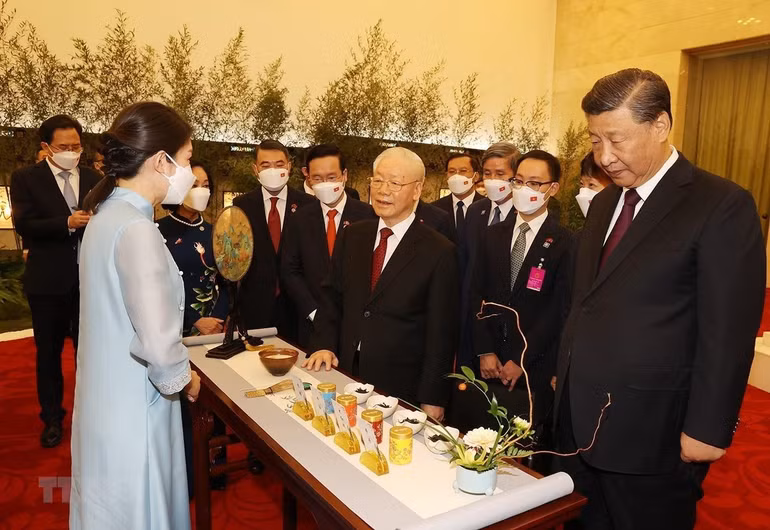 Tổng Bí thư Nguyễn Phú Trọng và Tổng Bí thư, Chủ tịch Trung Quốc Tập Cận Bình nghe giới thiệu trà đạo. (Ảnh: TTXVN)