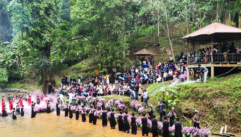 Chương trình thu hút đông đảo sự tham gia của người dân địa phương và khách du lịch.