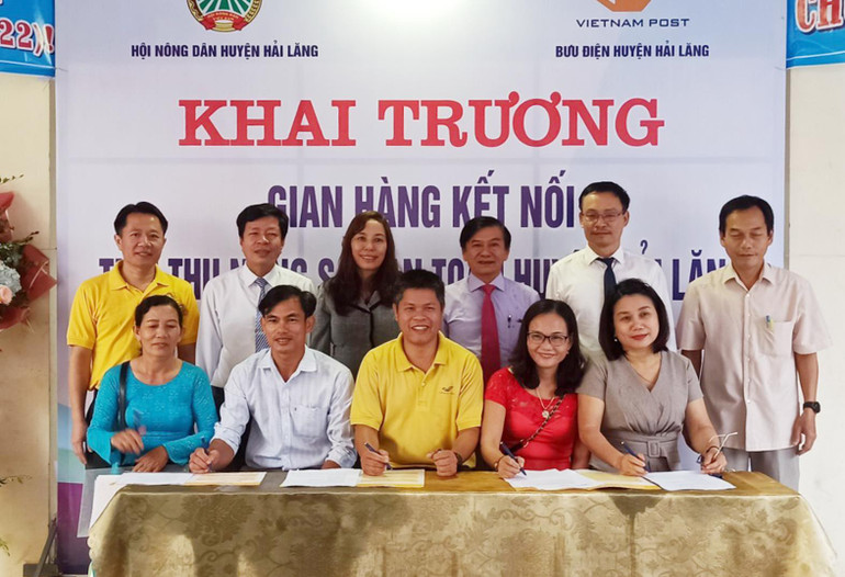 Bưu điện tỉnh Quảng Trị ký hợp đồng với các cơ sở sản xuất về cung cấp giới thiệu sản phẩm lên sàn điện tử.