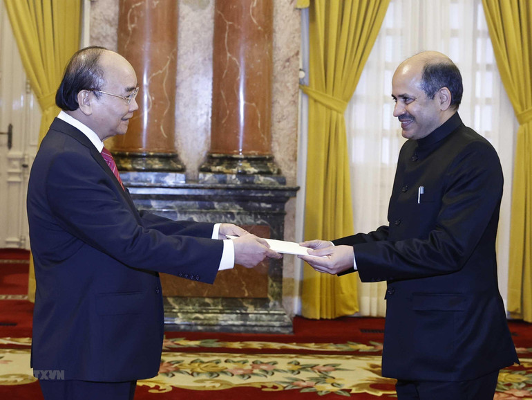 Chủ tịch nước Nguyễn Xuân Phúc tiếp nhận Quốc thư của Đại sứ Ấn Độ Sandeep Arya.