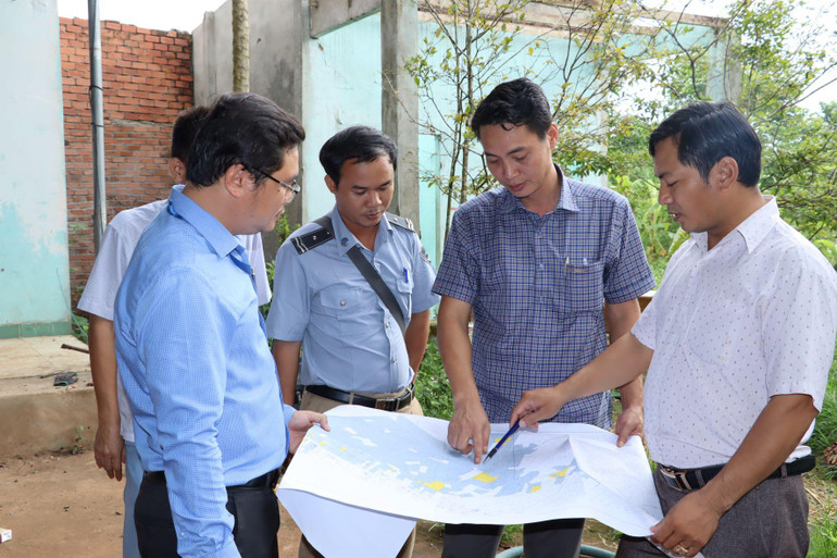 Làm thủ tục bàn giao mặt bằng trên thực địa Dự án sân bay Long Thành.