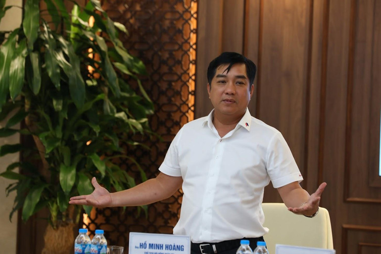 Chủ tịch Tập đoàn Đèo Cả Hồ Minh Hoàng phát biểu tại tọa đàm.