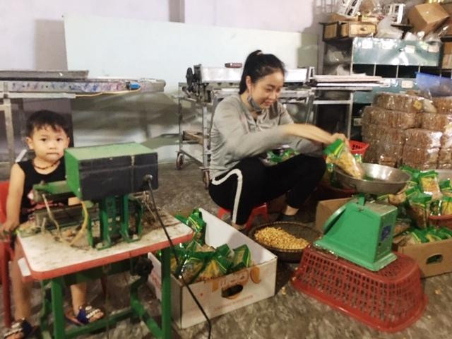 Mô hình phát triển nghề truyền thống làm bánh kẹo của gia đình anh Nguyễn Thế Lực, xóm Xuân Bắc được công nhận là sản phẩm OCOP ở xã Diễn Vạn. Mô hình phát triển nghề truyền thống làm bánh kẹo của gia đình anh Nguyễn Thế Lực, xóm Xuân Bắc được công nhận là sản phẩm OCOP ở xã Diễn Vạn.