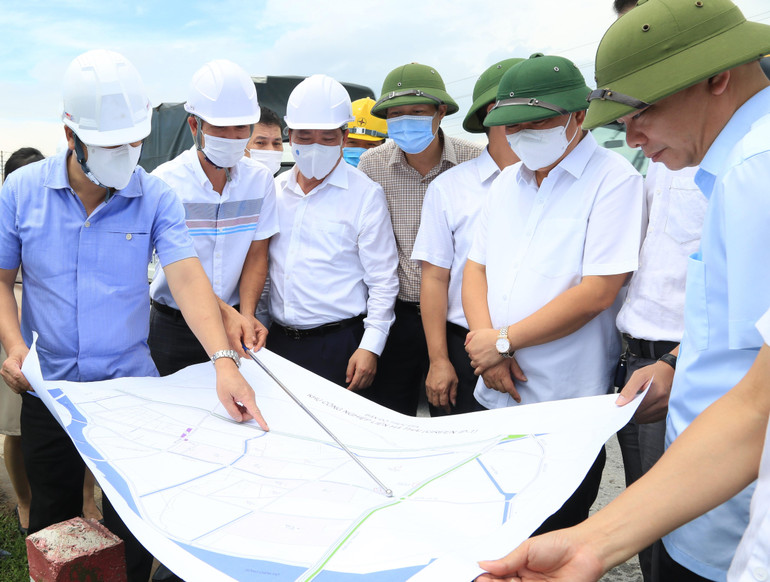 Các đồng chí lãnh đạo tỉnh Thái Bình kiểm tra tiến độ giải phóng mặt bằng, thi công hạ tầng khu công nghiệp Liên Hà Thái (thuộc khu kinh tế Thái Bình).