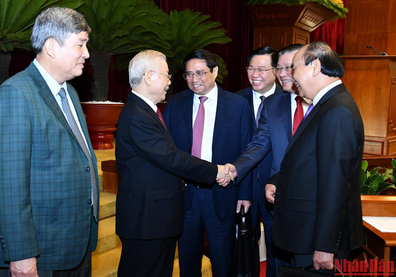 Tổng Bí thư Nguyễn Phú Trọng và các đồng chí lãnh đạo Đảng, Nhà nước cùng các đại biểu dự bế mạc hội nghị.