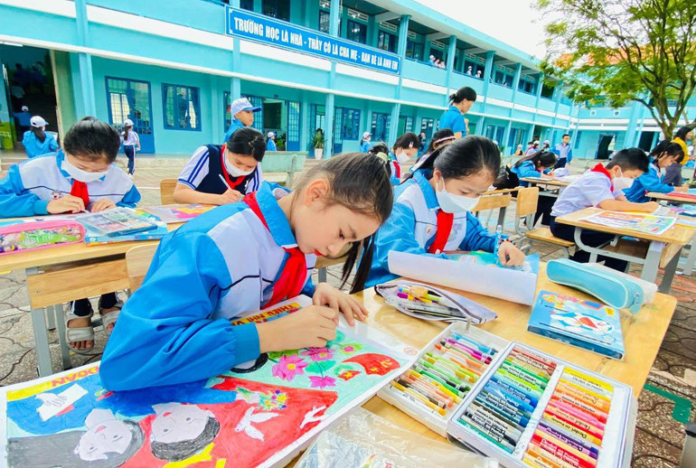 Các em thiếu nhi tham gia “Ngày hội sắc màu 2022” do Hội đồng Đội tỉnh Lâm Đồng đăng cai tổ chức. Các em thiếu nhi tham gia “Ngày hội sắc màu 2022” do Hội đồng Đội tỉnh Lâm Đồng đăng cai tổ chức.