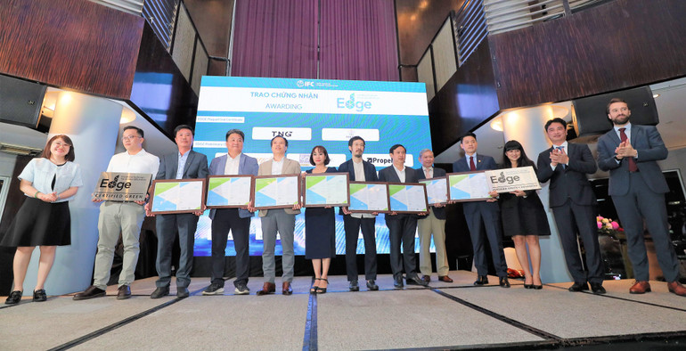 IFC trao chứng nhận công trình xanh EDGE cho các chủ đầu tư có công trình đạt chuẩn năm 2022. IFC trao chứng nhận công trình xanh EDGE cho các chủ đầu tư có công trình đạt chuẩn năm 2022.