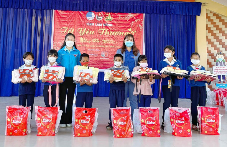 Đoàn thanh niên tỉnh Lâm Đồng tổ chức “Tết yêu thương”, giúp đỡ thiếu nhi có hoàn cảnh khó khăn tại địa phương. Đoàn thanh niên tỉnh Lâm Đồng tổ chức “Tết yêu thương”, giúp đỡ thiếu nhi có hoàn cảnh khó khăn tại địa phương.