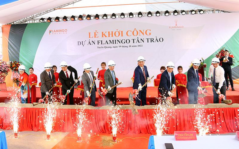 Các đại biểu thực hiện nghi thức khởi công dự án.