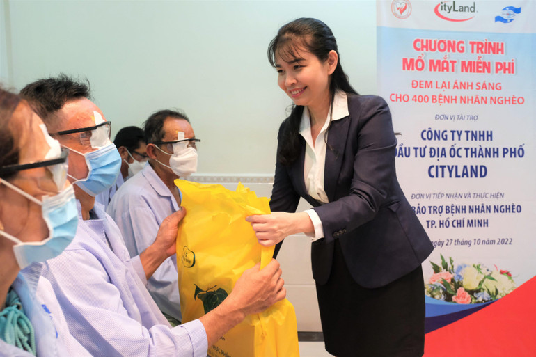 Đại diện CityLand tặng quà cho bệnh nhân.