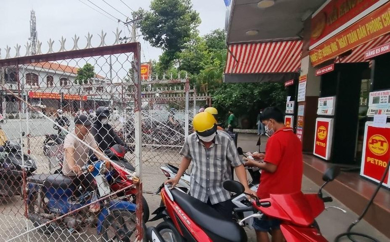 Cửa hàng xăng dầu ở phường Phú Lợi, thành phố Thủ Dầu Một bán giới hạn xăng cho người dân.
