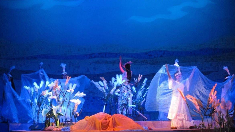 Người xem bị thu hút bởi vẻ đẹp trữ tình, lãng mạn của vở diễn.