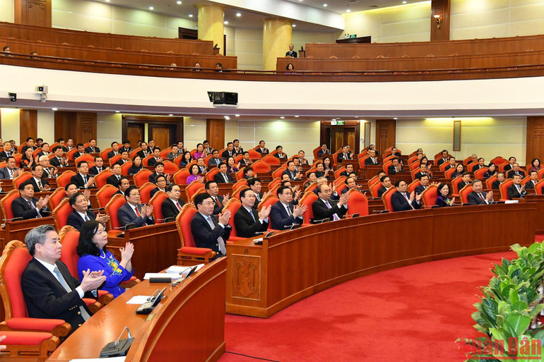 Các đồng chí lãnh đạo Đảng, Nhà nước cùng nhiều đại biểu dự bế mạc hội nghị.