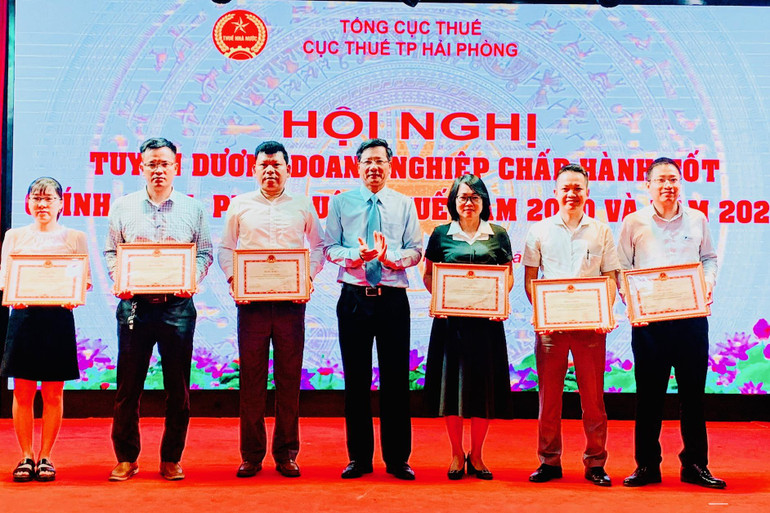 Lãnh đạo thành phố Hải Phòng trao Bằng khen của Bộ Tài chính tặng 6 doanh nghiệp thực hiện chính sách, pháp luật thuế tiêu biểu.