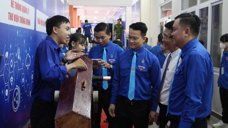 Tham quan các sản phẩm khởi nghiệp đổi mới sáng tạo của thanh niên.