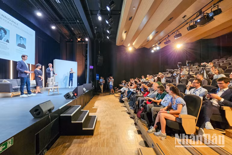 Trung tâm Báo chí Thế vận hội Paris 2024 trang bị nhiều thiết bị chuyên dụng phục vụ công tác truyền thông báo chí. (ẢNH: KHẢI HOÀN)