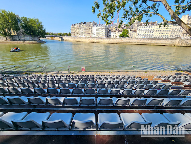 Công tác lắp đặt khán đài di động sắp hoàn thiện để phục vụ chương trình diễu hành bằng thuyền trên sông Seine kéo dài 6km trong khuôn khổ Lễ khai mạc Thế vận hội Olympic 2024. (ẢNH: MINH DUY)