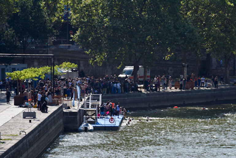 Buổi bơi thử nghiệm trên sông Seine thu hút sự quan tâm của đông đảo công chúng. (Ảnh: MINH DUY)