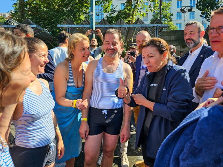 Bà Anne Hidalgo, Thị trưởng thành phố Paris, chia sẻ cùng nhóm người tham gia bơi thử nghiệm. (Ảnh: KHẢI HOÀN)