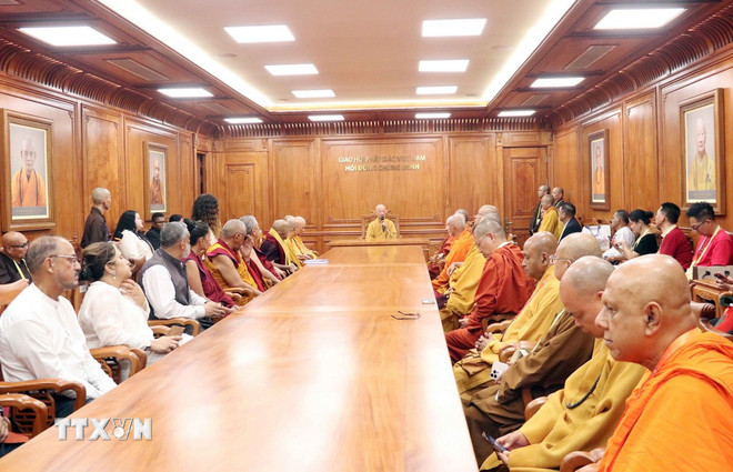 Đại lão Hòa thượng Thích Trí Quảng, Pháp chủ Hội đồng Chứng minh Giáo hội Phật giáo Việt Nam tiếp các Trưởng đoàn đại biểu Phật giáo các nước dự Đại lễ Vesak Liên hợp quốc 2025. (Ảnh: Xuân Khu/TTXVN)