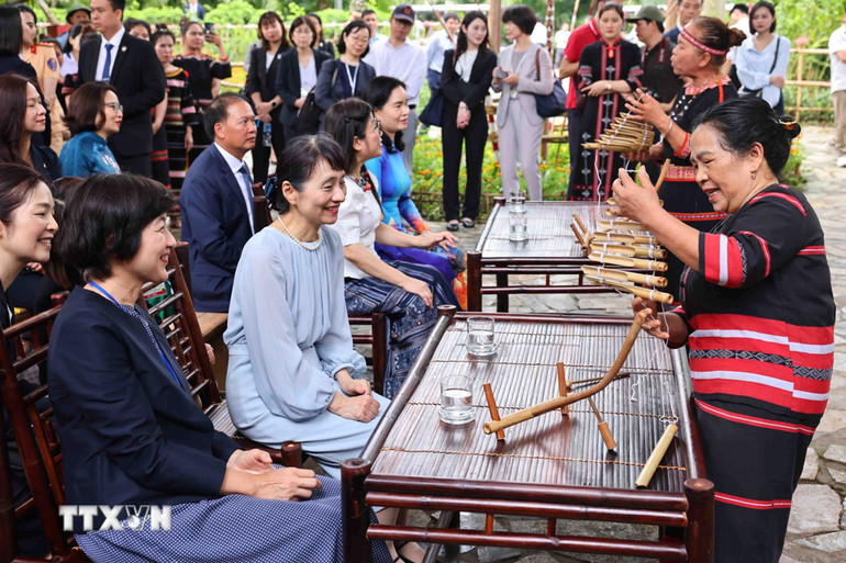 Nghệ nhân Ưu tú Y Sinh giới thiệu nét văn hóa dân tộc Xơ Đăng với bà Ishiba Yoshiko, Phu nhân Thủ tướng Nhật Bản. (Ảnh: MINH ĐỨC/TTXVN)
