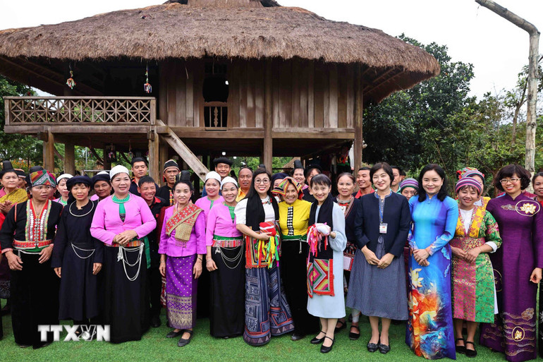 Hai Phu nhân Thủ tướng chụp hình lưu niệm cùng với đại diện các cộng đồng dân tộc phía Bắc. (Ảnh: MINH ĐỨC/TTXVN).