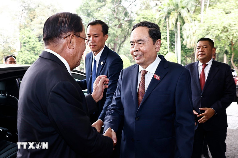 Chủ tịch Quốc hội Trần Thanh Mẫn đón Chủ tịch Đảng Nhân dân Campuchia Hun Sen. (Ảnh: Doãn Tấn/TTXVN) Chủ tịch Quốc hội Trần Thanh Mẫn đón Chủ tịch Đảng Nhân dân Campuchia Hun Sen. (Ảnh: Doãn Tấn/TTXVN)