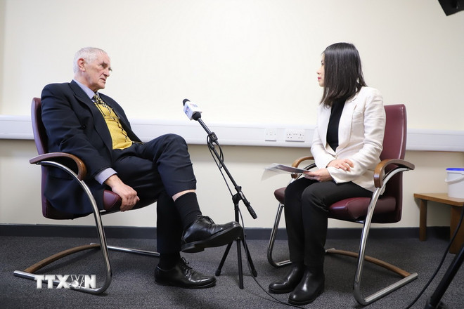 Tiến sỹ Simon Best, Đại học Middlesex (Anh) trả lời phỏng vấn của TTXVN về Nghị quyết số 57-NQ/TW. (Ảnh Hữu Tiến/TTXVN)