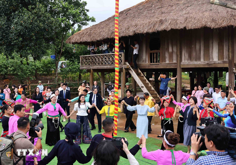 Hai Phu nhân múa xòe đoàn kết cùng đồng bào các dân tộc phía Bắc. (Ảnh: MINH ĐỨC/TTXVN)