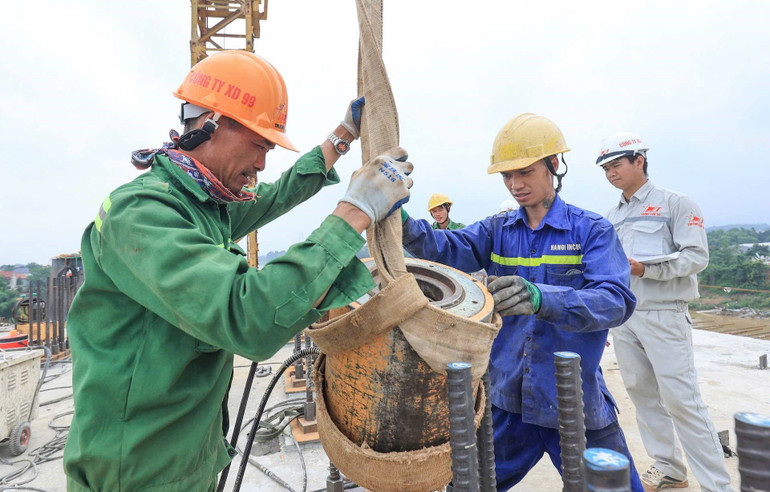 Công nhân tiến hành lắp đặt các thiết bị của giàn đúc hẫng cầu Phong Châu.