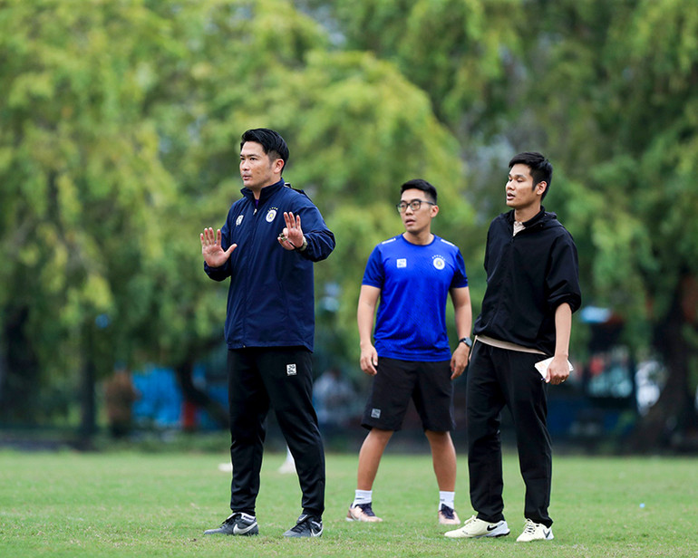 HLV Iwamasa được kỳ vọng sẽ giúp Hà Nội FC trở lại quỹ đạo chiến thắng. (Ảnh trong bài: HNFC)