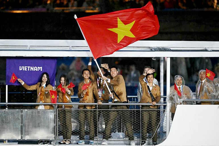 Đoàn thể thao Việt Nam tại Lễ khai mạc Olympic Paris 2024. (Ảnh: AFP)