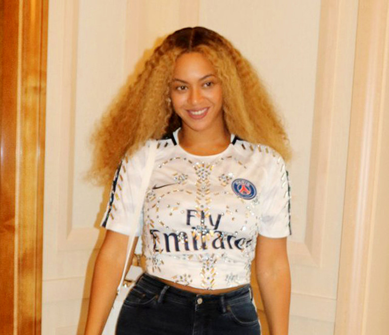 Ca sĩ Beyonce và chiếc áo đấu PSG đính kim cương. (Ảnh: Getty)
