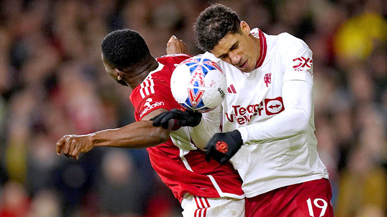 Varane (phải) trong một pha tranh chấp bằng đầu.