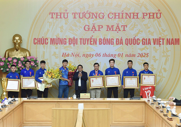 Thủ tướng Phạm Minh Chính trao Huân chương Lao động hạng nhất cho đội tuyển bóng đá Quốc gia và Huân chương Lao động hạng ba cho các cầu thủ. (Ảnh: Trần Hải)
