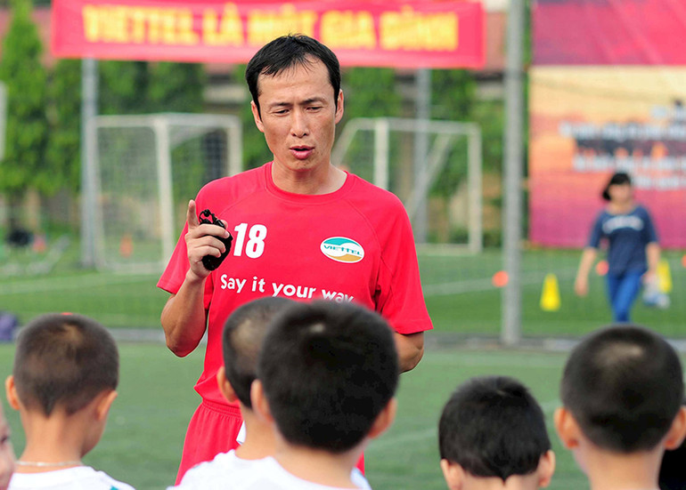 Cựu danh thủ Đặng Phương Nam khi còn làm đào tạo trẻ. (Ảnh: I.N)