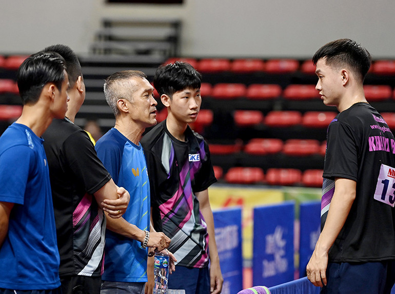 HLV Đoàn Kiến Quốc chỉ đạo học trò tại Giải Vô địch Bóng bàn quốc gia Báo Nhân Dân lần thứ 41-2023. Ảnh: Duy Linh